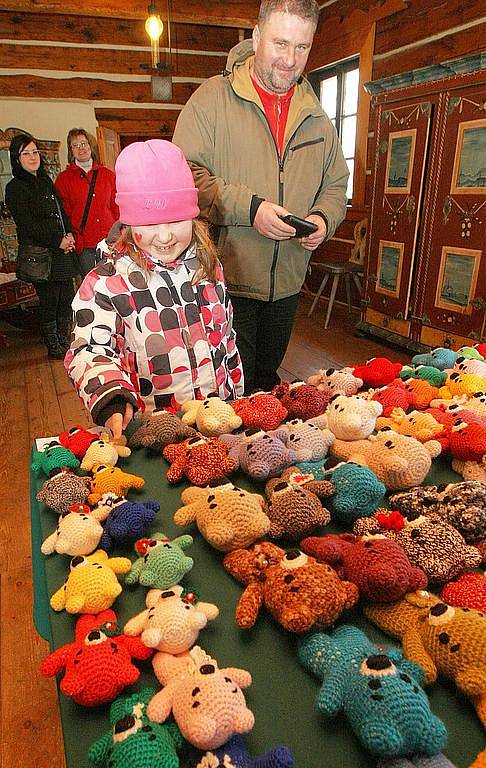 Řemeslný jarmark a pestrou přehlídku masek nabídl letošní Masopust na rychtě v Kravařích. 