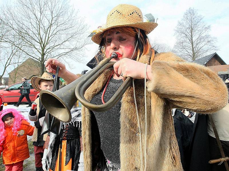 Řemeslný jarmark a pestrou přehlídku masek nabídl letošní Masopust na rychtě v Kravařích. 