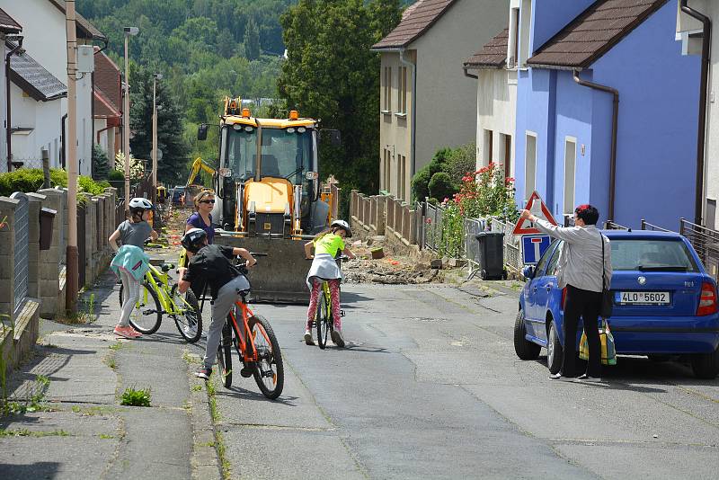 V ulici Pod Špičákem ve Staré Lípě pobíhá generální rekonstrukce chodníků i vozovky, které byly roky v havarijním stavu