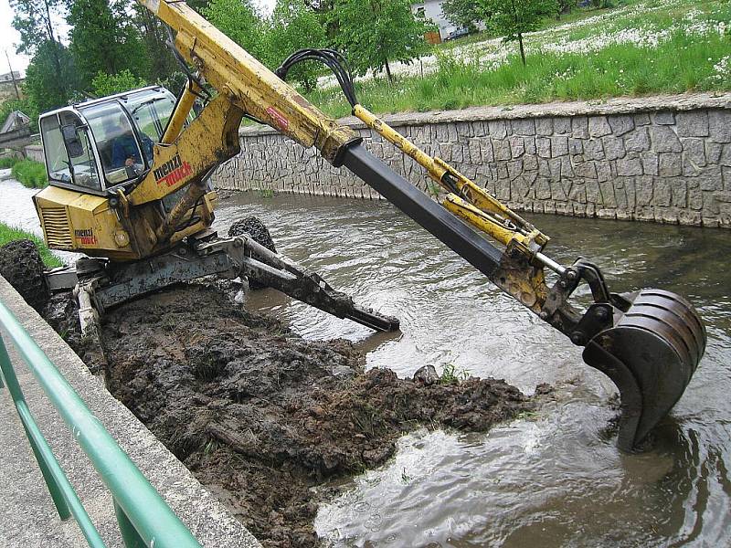 Dva tisíce tun naplavenin již nechalo Povodí Ohře odbagrovat z dna Svitávky v Zákupech v květnu 2011. Svitávku příští rok čekají další úpravy. 