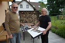 Výtvarný umělec Tomáš Hřivnáč se zúčastnil projektu Cesty - tentokrát u Kamenického Šenova. Vlevo organizátor a galerista Miroslav Lipina.