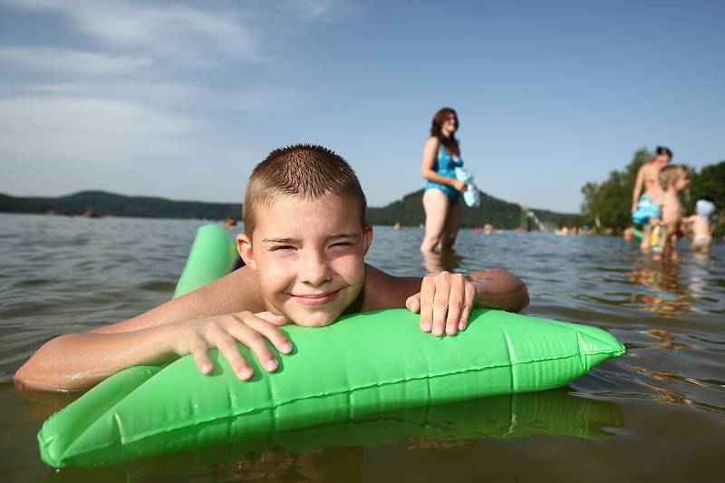 Kdo chtěl přežít, šel k vodě. Máchovo jezero mělo necelých 25 stupňů.