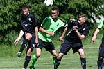 Kamenice - Doksy B 1:0 (0:0). Domácího Václav Serdel bojuje s Jakšou a Paramundem.