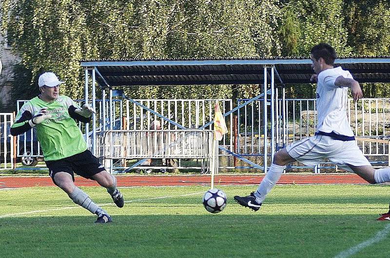 Fotbalisté České Lípy (bílé dresy) v rámci dalšího kola krajského přeboru porazili Sedmihorky 3:1. Měšťan překonává gólmana Koubuse potřetí.