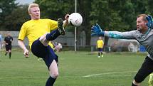 Fotbalisté českolipské Lokomotivy (žluté dresy) doma porazili Dubnici 5:3.