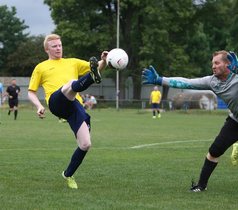 Fotbalisté českolipské Lokomotivy (žluté dresy) doma porazili Dubnici 5:3.