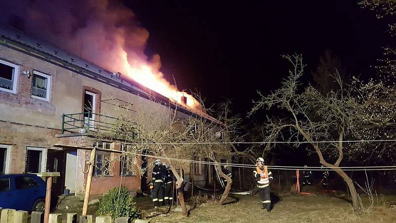 Sedm jednotek hasičů zasahovalo u požáru bývalé zemědělské usedlosti v části obce Mimoň.