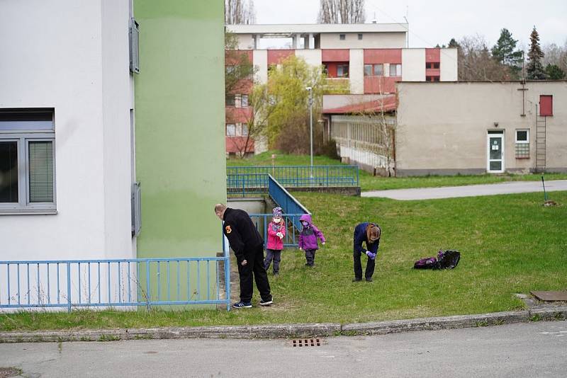 Dobrovolníci očistili areál českolipské nemocnice. Pomohly i děti z dětského domova