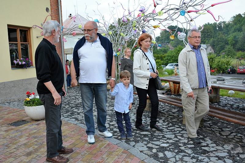 Zázrak. Skláři Jiřího Pačinka proměnili pustnoucí kostel v "křišťálový chrám". V pátek 12. 6. večer nad tím žasly stovky lidí.