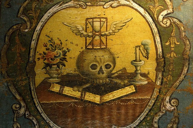 Lebka s knihou, malba na dřevě.