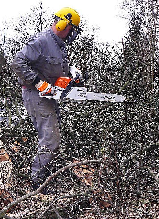 Sekerou a pilou likvidoval Jan Dvořák s dalšími dvěma muži o víkendu strom, který nešťastně spadl přímo do prostor dětského dopravního hřiště v České Lípě. 