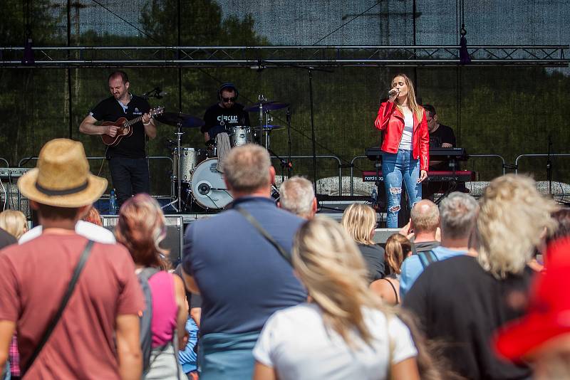 Hudební festival Plechovka fest začal 6. července na louce ve Cvikově na Českolipsku. Na snímku vpravo je zpěvačka Kristína Peláková.