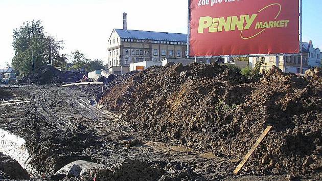 Na louce u autobusového nádraží ve Cvikově bude do několika měsíců stál Penny market.