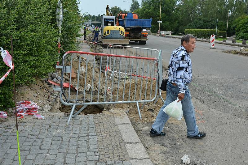 Dopravu kolem celého středu České Lípy řídí semafory stavbařů.