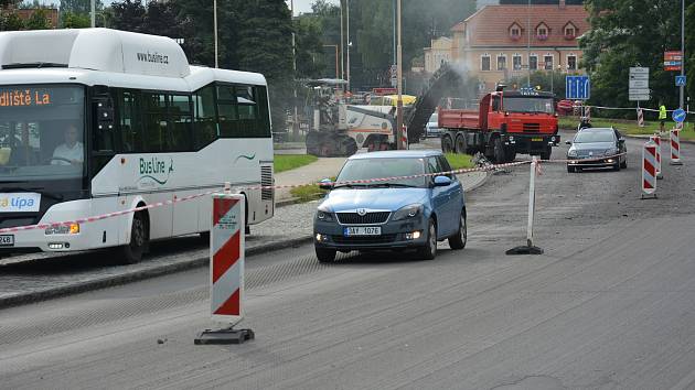 Dopravu kolem celého středu České Lípy řídí semafory stavbařů.