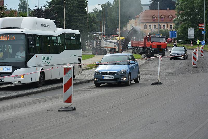 Dopravu kolem celého středu České Lípy řídí semafory stavbařů.