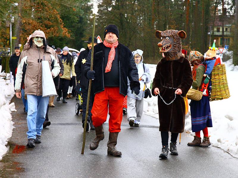 Pestrá škála masek se sešla na sobotním masopustu v Hamru na Jezeře.