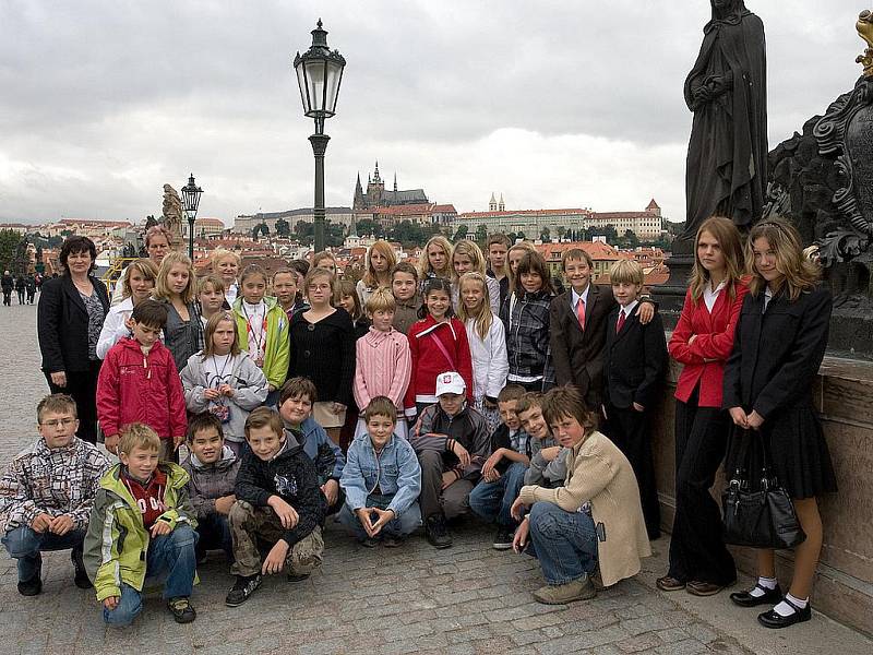 Školáci z Kravař zavítali do Parlamentu ČR na osobní pozvání šéfky sněmovny Miroslavy Němcové do Parlamentu ČR. 