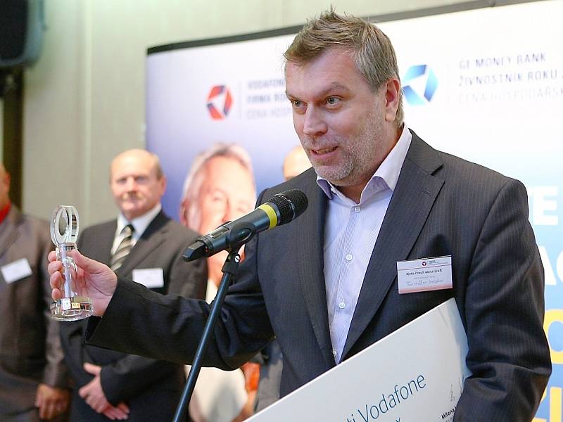 Jaroslav Turnhöfer ze sklárny AJETO Lindava převzal cenu pro třetí místo a titul Odpovědná firma roku 2013.