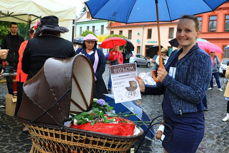 Druhý sraz historických a retro kočárků uspořádal v sobotu Spolek historie Mimoňska.