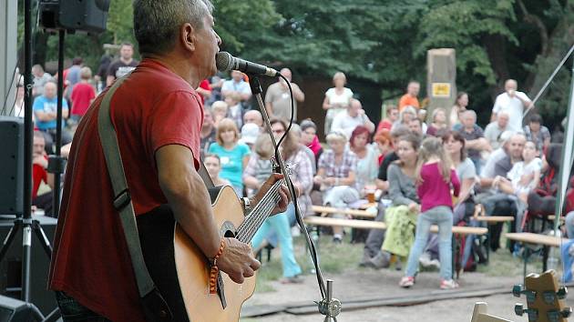 Folkový festival Svojkovská zahrada.