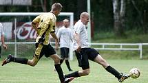 Jestřebí - Brniště 3:2. Kopecký (Brniště - ve žlutém) sleduje zakončení Pilaře.