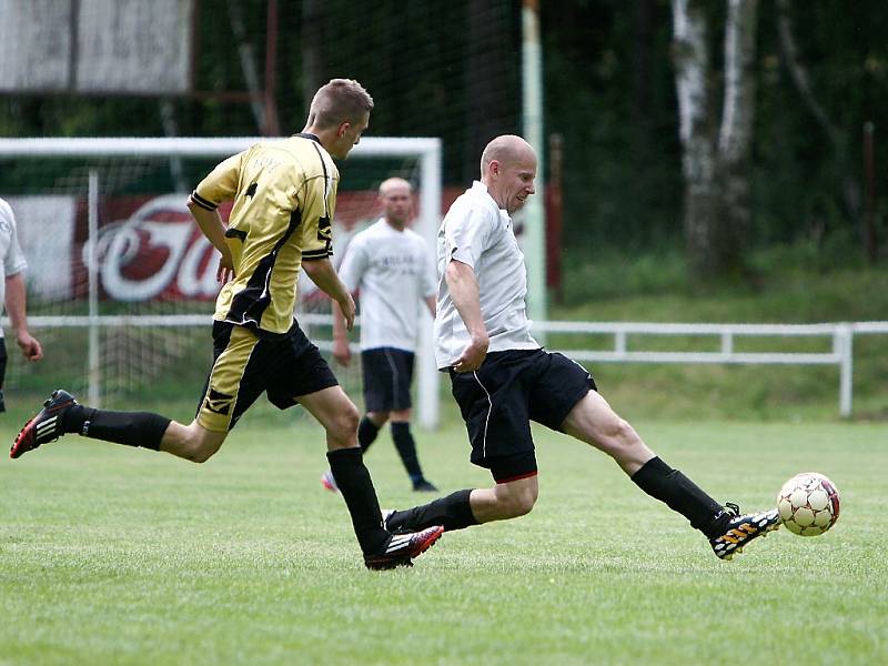 Jestřebí - Brniště 3:2. Kopecký (Brniště - ve žlutém) sleduje zakončení Pilaře.