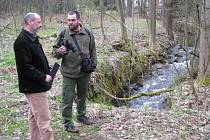 Cvikovský starosta Ivo Čeřovský a vedoucí správy CHKO Lužické hory Tomáš Besta u Hamerského potoka.