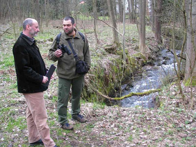 Cvikovský starosta Ivo Čeřovský a vedoucí správy CHKO Lužické hory Tomáš Besta u Hamerského potoka.