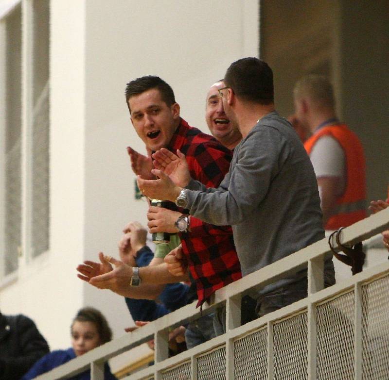 Česká Lípa (tmavé dresy) zakončila sezonu ve VARTA futsal lize porážkou od Plzně v poměru 2:8.