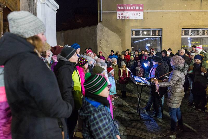 U novoborského kostela Nanebevzetí Panny Marie se na akci Česko zpívá koledy sešlo přes sto lidí.