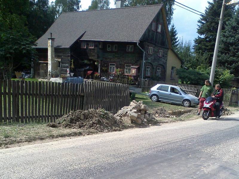 Středeční ráno nabídlo několika rodinám ve Velkém Grunově tyto pohledy - bahno na zahradě a mokré zdi.