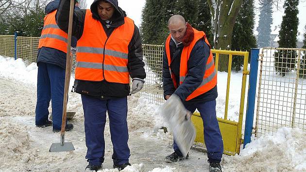 V ručním úklidu bude město pokračovat i v následujících dnech zejména v lokalitách, kde není technika příliš účinná.