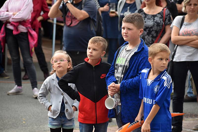 Cvikov se bavil vepřovými hody.