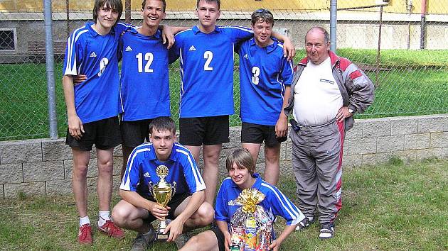 Svěřenci trenéra Jaroslava Linharta (vpravo) s trofejí pro vítěze turnaje v Mn. Hradišti. 