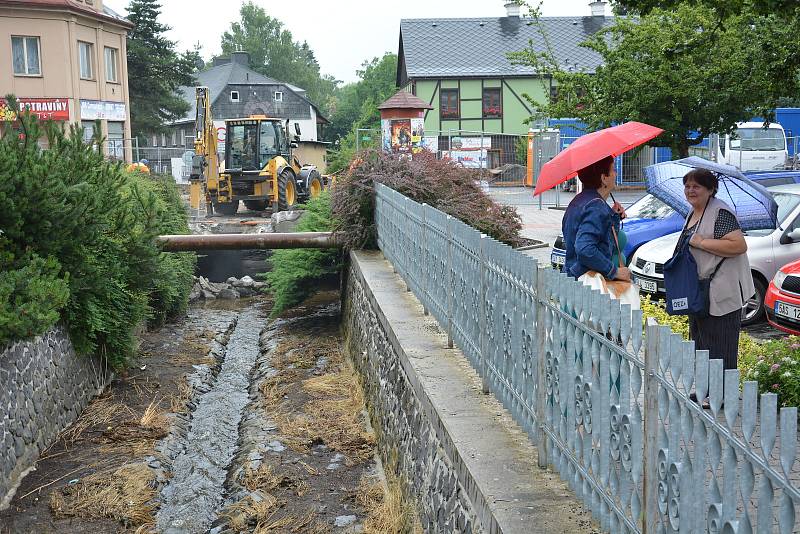 Stavba přerušila až do konce listopadu frekventovanou ulici Bedřicha Egermanna v Novém Boru.