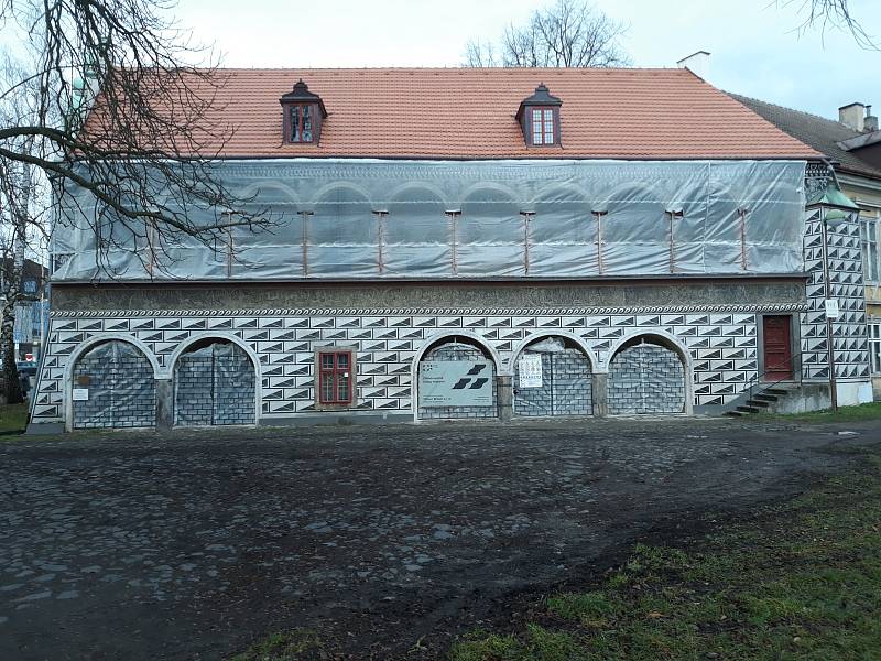 Letohrádek nazývaný Červený zámeček nebo Červený dům v centru České Lípy, italská renesance. Spravuje ho Vlastivědné muzeum a galerie Česká Lípa, které uvnitř má depozitáře a dílny.