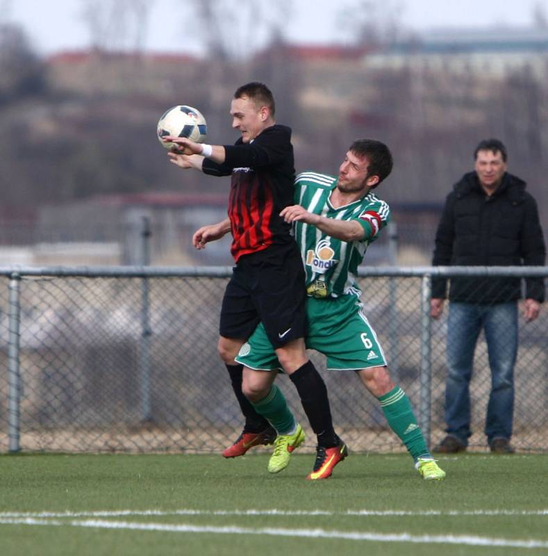 Sokol Hostouň, další soupeř nováčka divizní skupiny B, kterým je Arsenal Česká Lípa (tmavé dresy), zvítězil v domácím prostředí těsně 1:0. Autor: Deník/ Jaroslav Marek