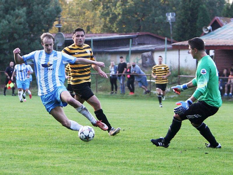 Doksy B - Holany 1:2. Bečvařík se snaží obejít holanského gólmana Pavlíčka.