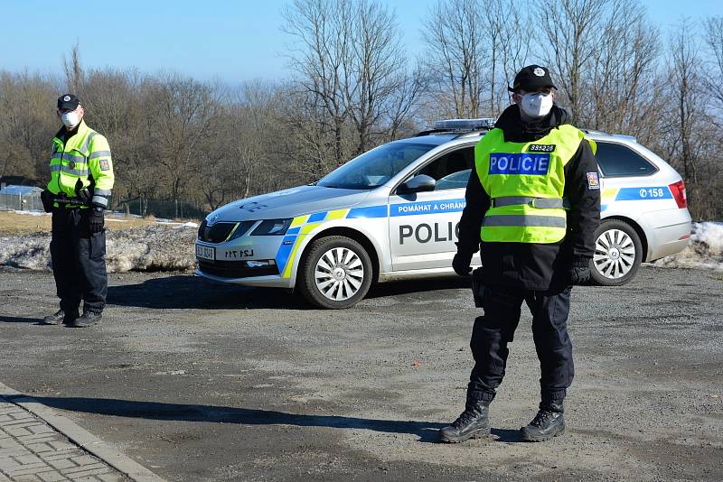 Policejní hlídka u uzavřeného motorestu na Práchni. Úterý 2. března