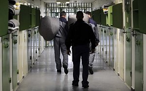 Věznice ve Stráži pod Ralskem na Českolipsku se potýká s nedostatečnou kapacitou a současně s chybějícím personálem.