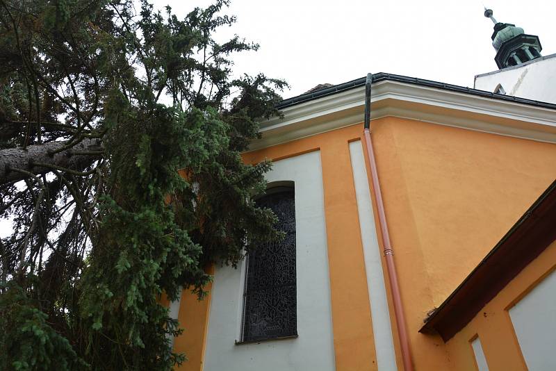 Na jihovýchodní stranu střechy barokního kostela sv. Anny ve Skalici u České Lípy spadla během sobotní bouřky koruna vzrostlého stříbrného smrku. Kmen zůstává opřen o kostel.