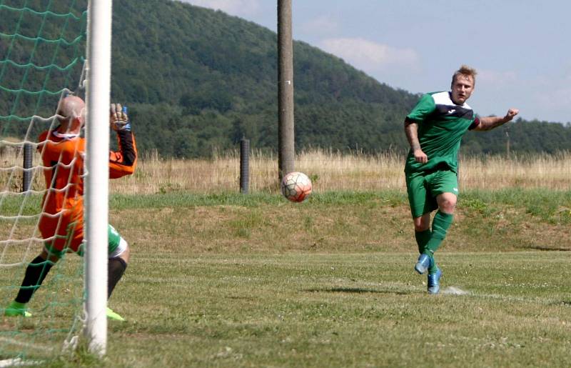 Pertoltice porazily Lindavu 5:3 a postupují z prvního místa do okresního přeboru. Řehák se snaží překonat golmana Svobodu. 