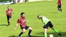 Kamenice - Žandov 3:3 (1:0). Hosté ze Žandova (červené dresy) prohrávali v Kamenici už 0:3, přesto vybojovali remízu.