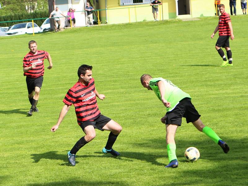 Kamenice - Žandov 3:3 (1:0). Hosté ze Žandova (červené dresy) prohrávali v Kamenici už 0:3, přesto vybojovali remízu.