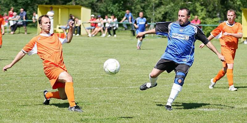 Dubice remizovala s Jestřebím 2:2. Čihák sleduje úspěšný zákrok Podrazila, který zmařil šanci Pekárka.