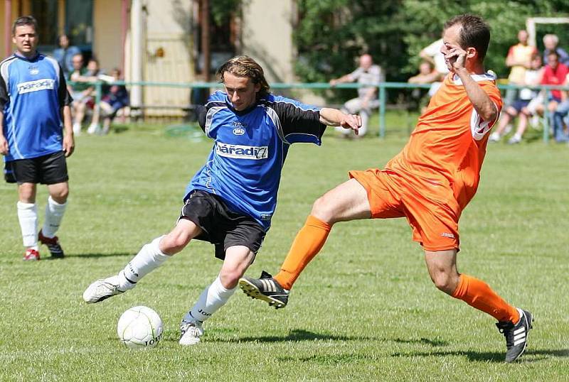 Dubice remizovala s Jestřebím 2:2. Podrazil se snaží zastavit akci Hraníka.