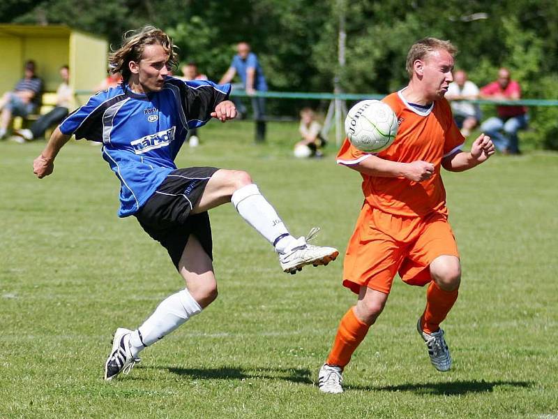 Dubice remizovala s Jestřebím 2:2. Hraník zakončuje přes bránícího Čiháka.