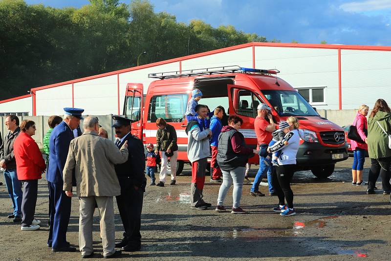 Dobrovolná jednotka hasičů ze Stráže pod Ralskem převzala nové vozidlo