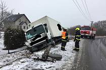 V Božíkově sjelo nákladní auto ze silnice a hrozilo, že se převrátí na bok.